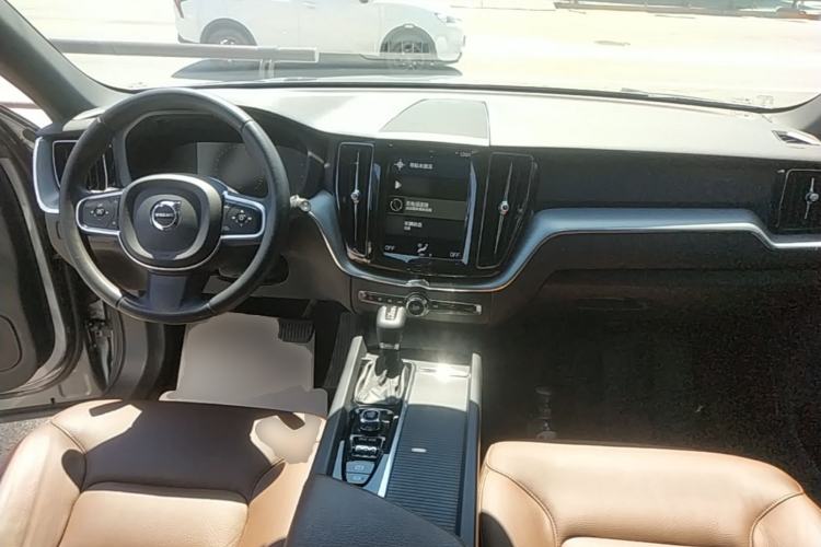 Used Volvo XC60 2021 T5 4x4 Smart Luxury Edition Center Console