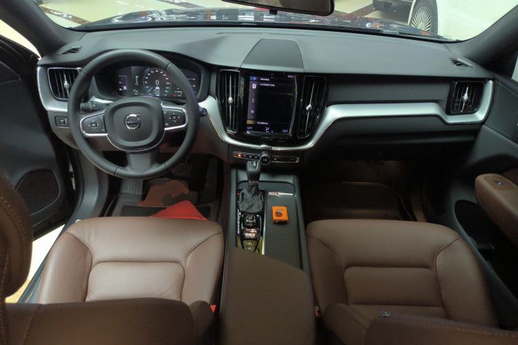 Used Volvo XC60 2021 T5 4x4 Smart Luxury Edition Center Console