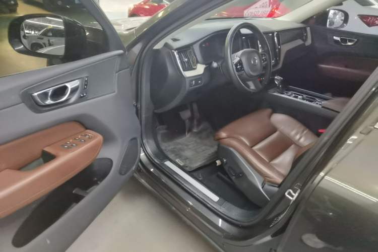 Used Volvo XC60 2021 T5 4x4 Smart Luxury Edition Driver Seat