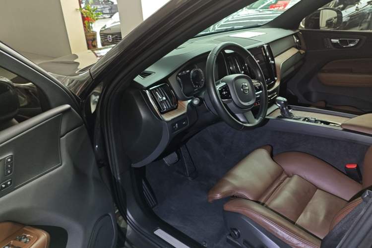 Used Volvo XC60 2021 T5 4x4 Smart Luxury Edition Driver Seat