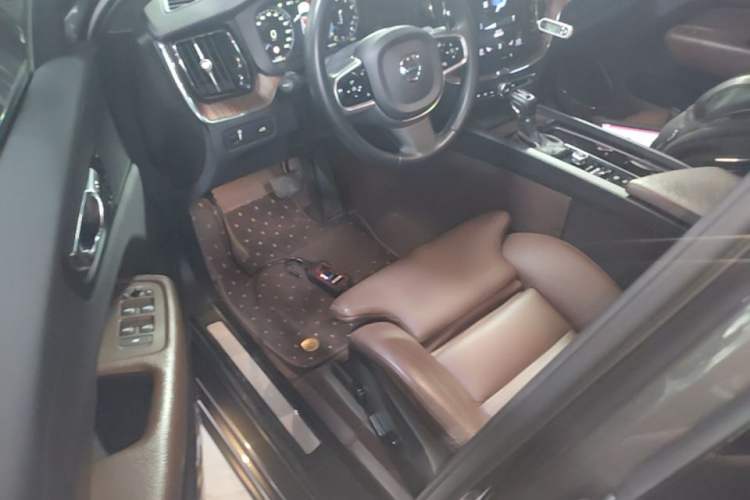 Used Volvo XC60 2021 T5 4x4 Smart Luxury Edition Driver Seat