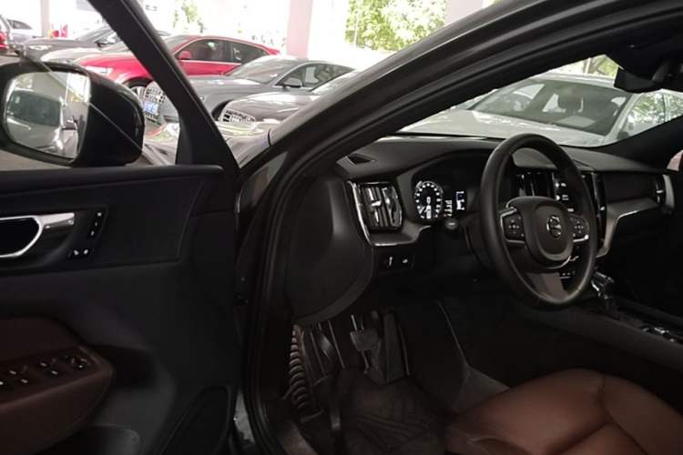 Used Volvo XC60 2021 T5 4x4 Smart Luxury Edition Driver Seat