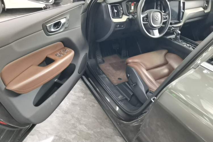 Used Volvo XC60 2021 T5 4x4 Smart Luxury Edition Driver Seat