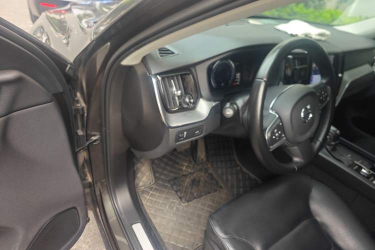 Used Volvo XC60 2021 T5 4x4 Smart Luxury Edition Driver Seat