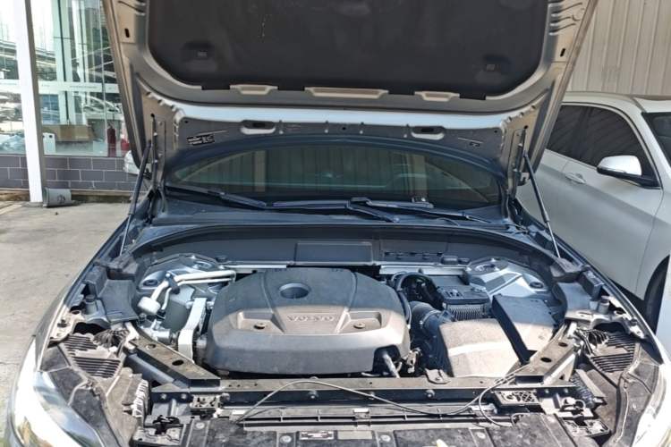 Used Volvo XC60 2021 T5 4x4 Smart Luxury Edition Engine Bay