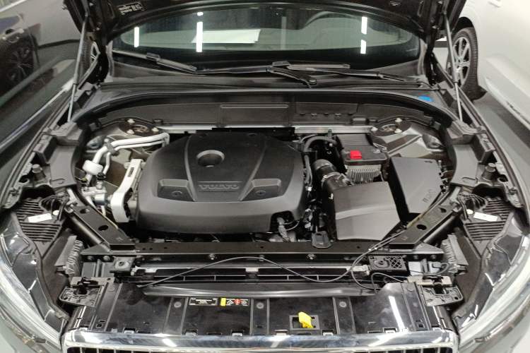 Used Volvo XC60 2021 T5 4x4 Smart Luxury Edition Engine Bay