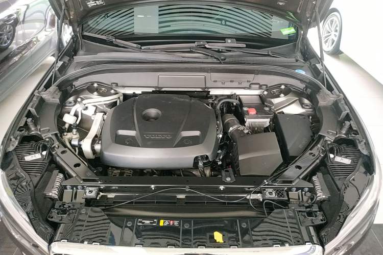 Used Volvo XC60 2021 T5 4x4 Smart Luxury Edition Engine Bay