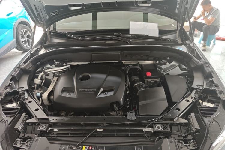 Used Volvo XC60 2021 T5 4x4 Smart Luxury Edition Engine Bay