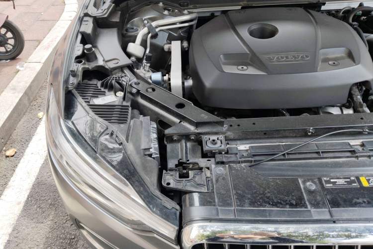 Used Volvo XC60 2021 T5 4x4 Smart Luxury Edition Engine Bay Right