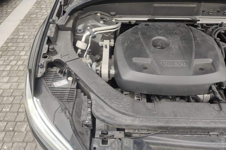 Used Volvo XC60 2021 T5 4x4 Smart Luxury Edition Engine Bay Right