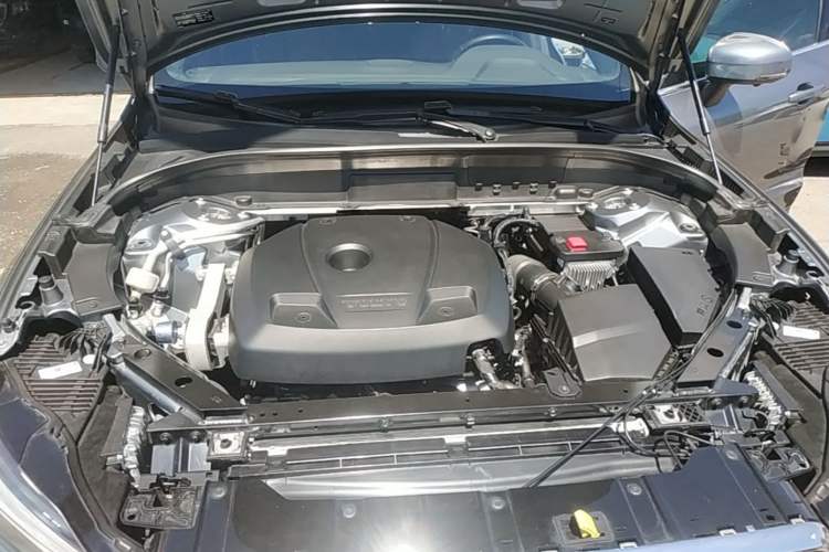 Used Volvo XC60 2021 T5 4x4 Smart Luxury Edition Engine Bay