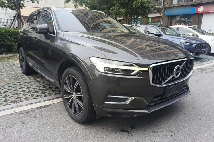 Used Volvo XC60 2021 T5 4x4 Smart Luxury Edition Front Right 45 Deg