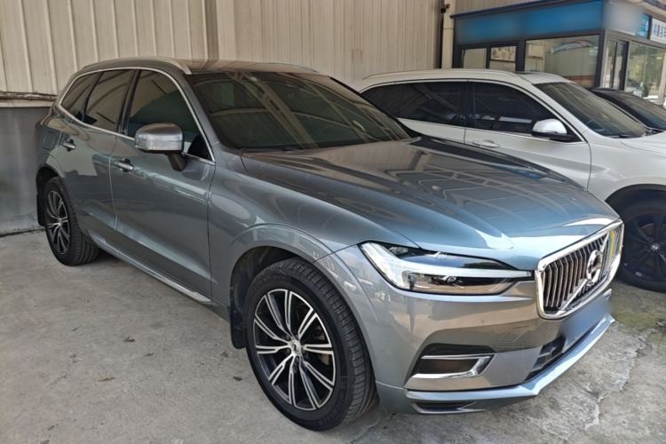 Used Volvo XC60 2021 T5 4x4 Smart Luxury Edition Front Right 45 Deg