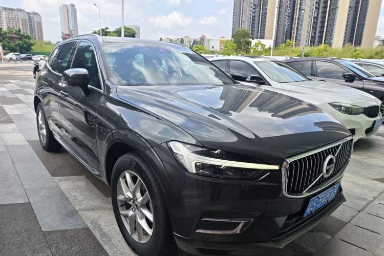 Used Volvo XC60 2021 T5 4x4 Smart Luxury Edition Front Right 45 Deg