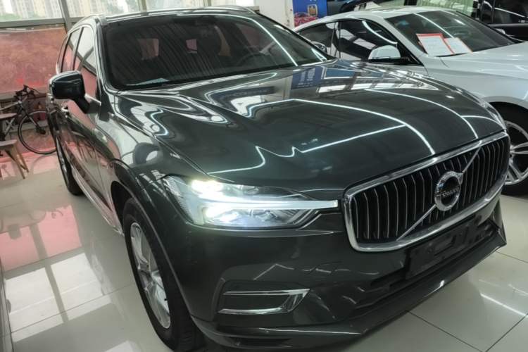 Used Volvo XC60 2021 T5 4x4 Smart Luxury Edition Front Right 45 Deg