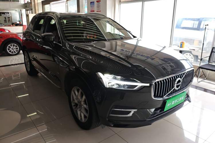 Used Volvo XC60 2021 T5 4x4 Smart Luxury Edition Front Right 45 Deg