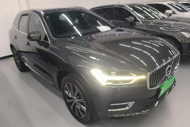 Used Volvo XC60 2021 T5 4x4 Smart Luxury Edition Front Right 45 Deg