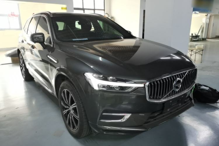 Used Volvo XC60 2021 T5 4x4 Smart Luxury Edition Front Right 45 Deg