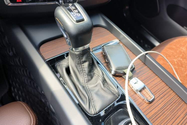 Used Volvo XC60 2021 T5 4x4 Smart Luxury Edition Gear Lever