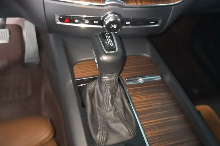 Used Volvo XC60 2021 T5 4x4 Smart Luxury Edition Gear Lever
