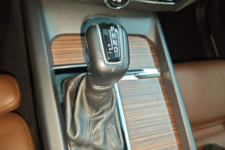 Used Volvo XC60 2021 T5 4x4 Smart Luxury Edition Gear Lever