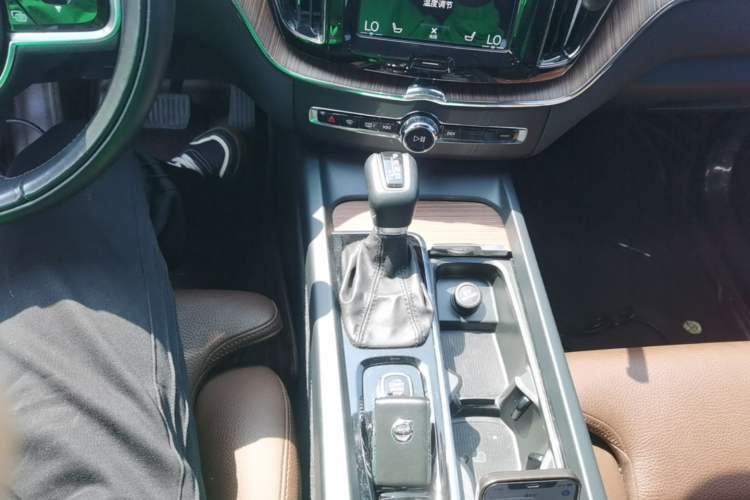 Used Volvo XC60 2021 T5 4x4 Smart Luxury Edition Gear Lever