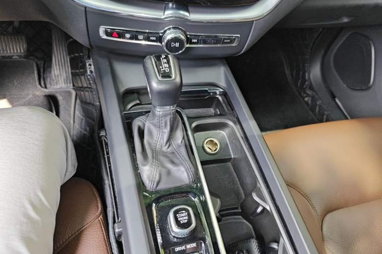 Used Volvo XC60 2021 T5 4x4 Smart Luxury Edition Gear Lever