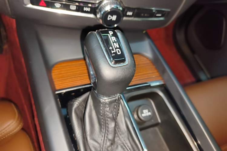 Used Volvo XC60 2021 T5 4x4 Smart Luxury Edition Gear Lever