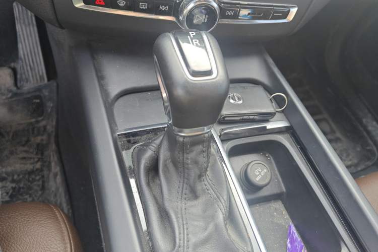 Used Volvo XC60 2021 T5 4x4 Smart Luxury Edition Gear Lever