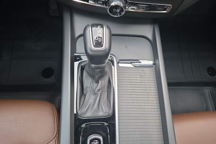 Used Volvo XC60 2021 T5 4x4 Smart Luxury Edition Gear Lever
