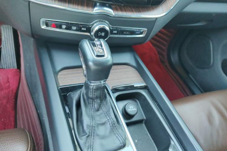Used Volvo XC60 2021 T5 4x4 Smart Luxury Edition Gear Lever