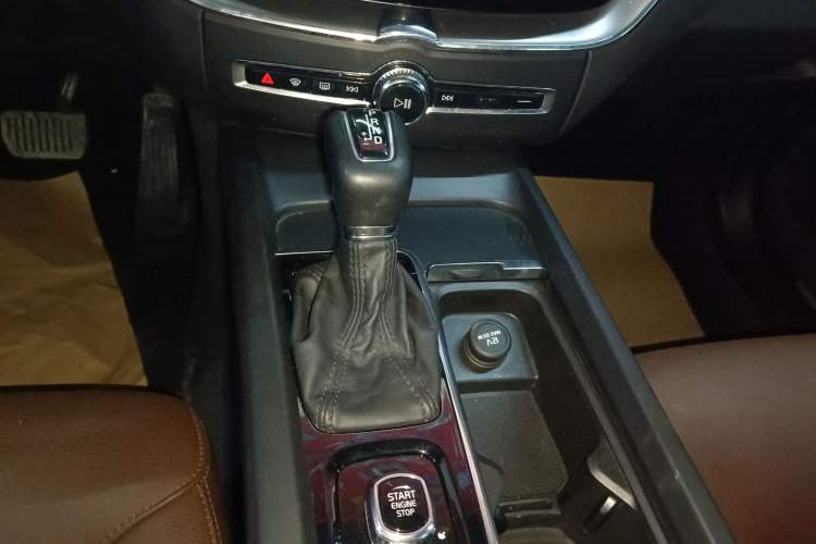 Used Volvo XC60 2021 T5 4x4 Smart Luxury Edition Gear Lever