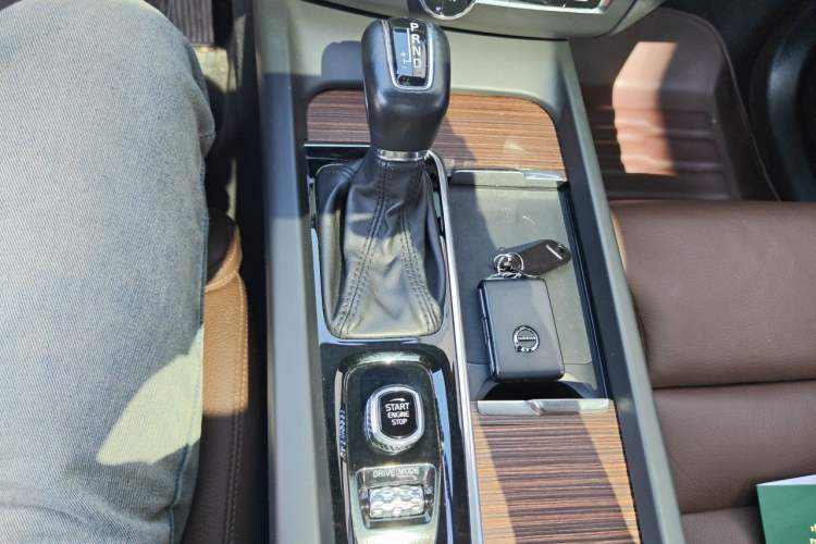 Used Volvo XC60 2021 T5 4x4 Zhiya Luxury Edition Gear Lever