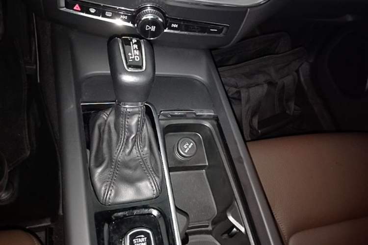 Used Volvo XC60 2021 T5 4x4 Smart Luxury Edition Gear Lever