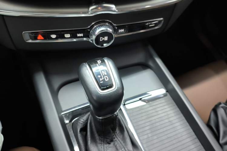 Used Volvo XC60 2021 T5 4x4 Smart Luxury Edition Gear Lever