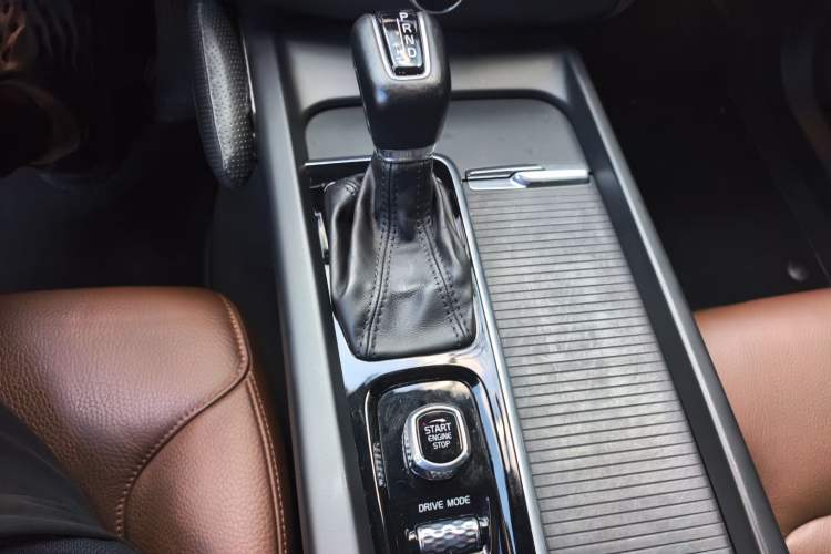 Used Volvo XC60 2021 T5 4x4 Smart Luxury Edition Gear Lever