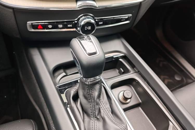 Used Volvo XC60 2021 T5 4x4 Smart Luxury Edition Gear Lever