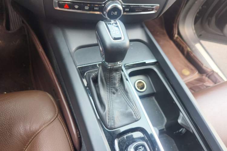 Used Volvo XC60 2021 T5 4x4 Smart Luxury Edition Gear Lever