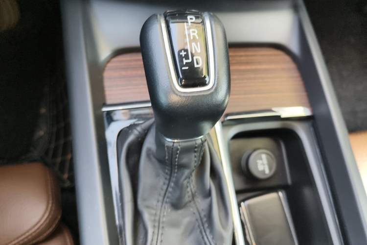 Used Volvo XC60 2021 T5 4x4 Smart Luxury Edition Gear Lever