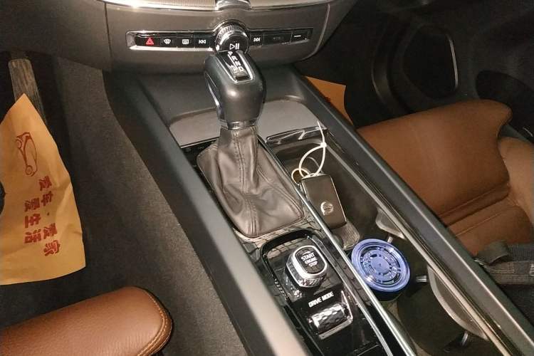 Used Volvo XC60 2021 T5 4x4 Smart Luxury Edition Gear Lever