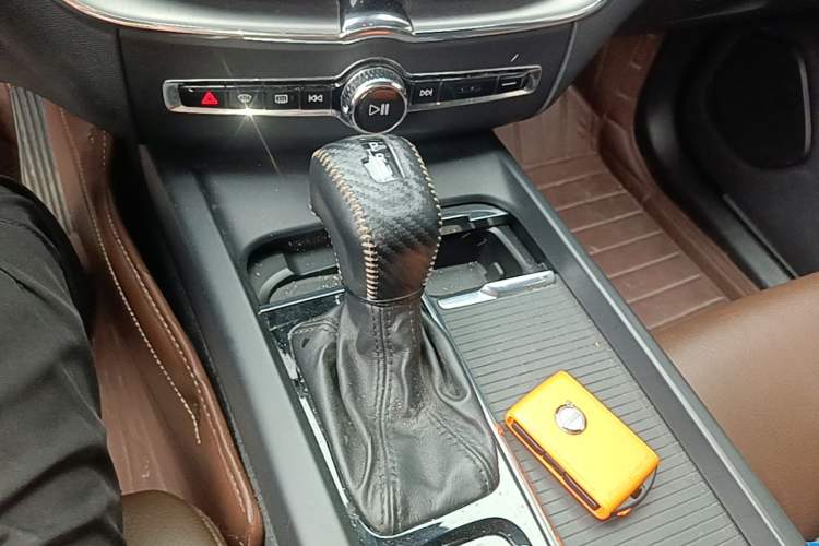 Used Volvo XC60 2021 T5 4x4 Smart Luxury Edition Gear Lever
