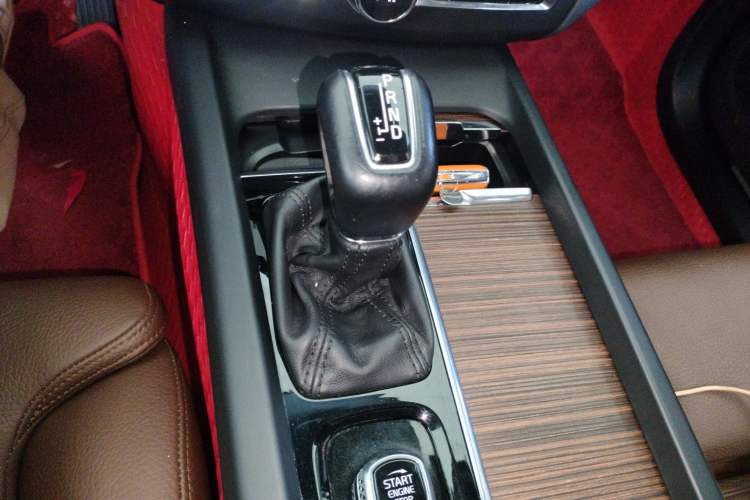 Used Volvo XC60 2021 T5 4x4 Smart Luxury Edition Gear Lever