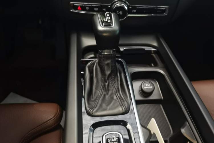 Used Volvo XC60 2021 T5 4x4 Smart Luxury Edition Gear Lever