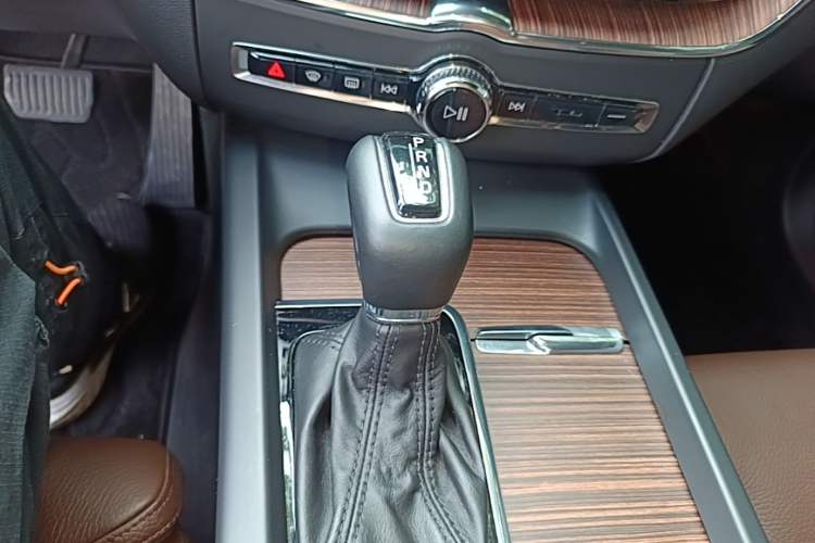 Used Volvo XC60 2021 T5 4x4 Smart Luxury Edition Gear Lever