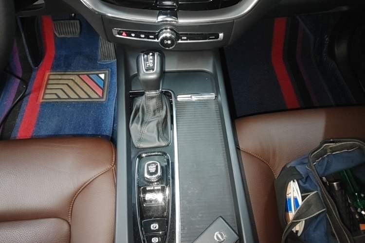 Used Volvo XC60 2021 T5 4x4 Smart Luxury Edition Gear Lever