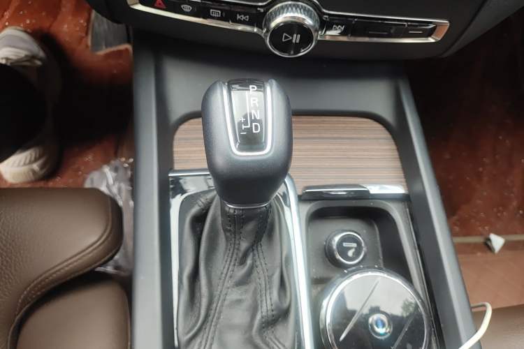 Used Volvo XC60 2021 T5 4x4 Smart Luxury Edition Gear Lever