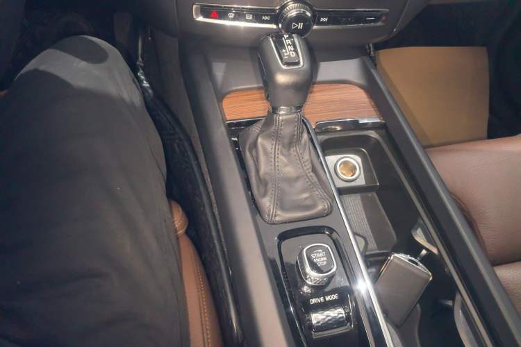 Used Volvo XC60 2021 T5 4x4 Smart Luxury Edition Gear Lever