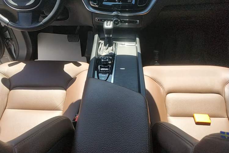 Used Volvo XC60 2021 T5 4x4 Smart Luxury Edition Gear Lever