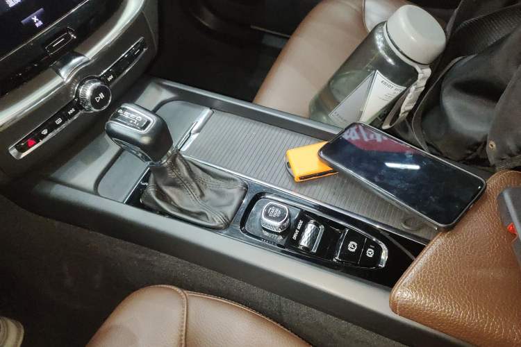 Used Volvo XC60 2021 T5 4x4 Smart Luxury Edition Gear Lever