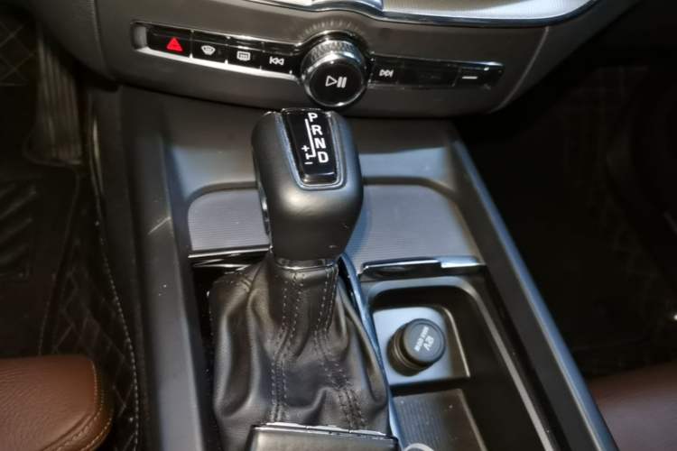 Used Volvo XC60 2021 T5 4x4 Smart Luxury Edition Gear Lever
